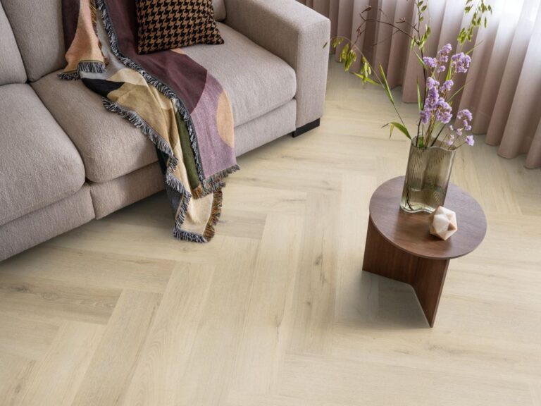 Ambiant Spigato XL Valento Visgraat Click 6081.2011.19 Close-up van houtdessin Warm Beige visgraat click pvc met natuurlijke