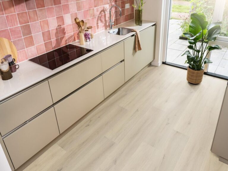 Ambiant Valento 6070.1011.19 Close-up van houtdessin Warm Beige PVC plank plak pvc met verfijnde afwerking