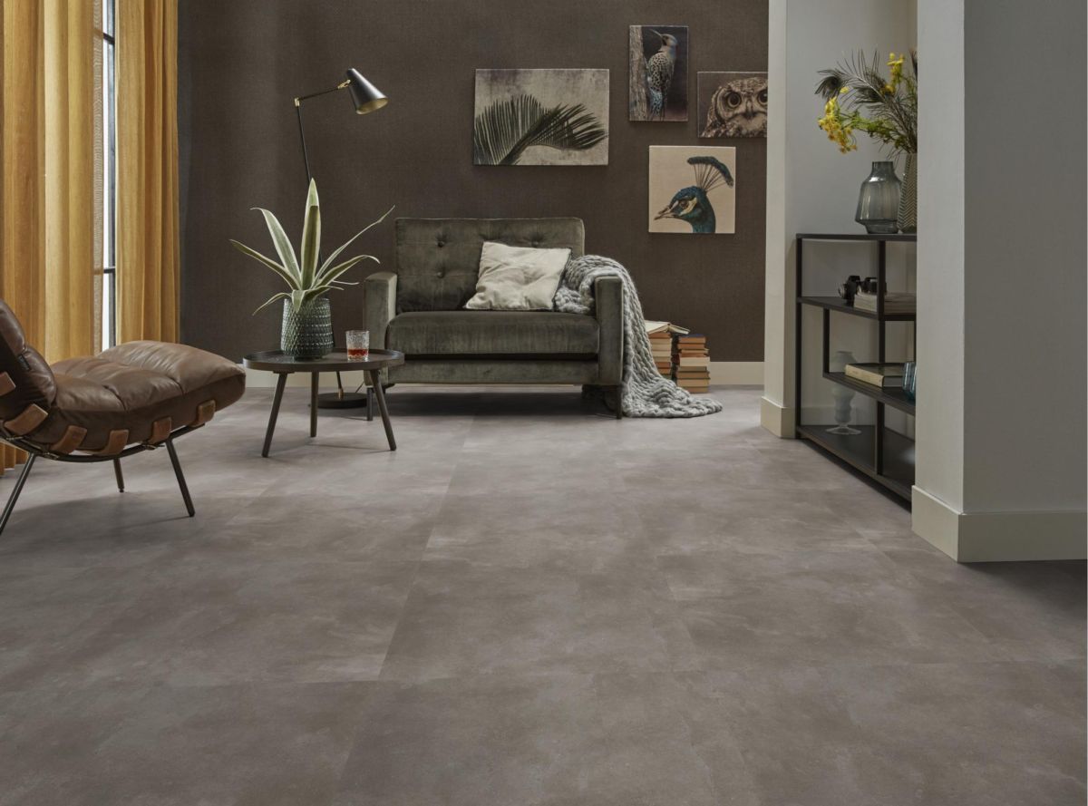 sfeerfoto Piazzo Warm Grey XL PVC tegel (steenlook) plak pvc in woonkamer