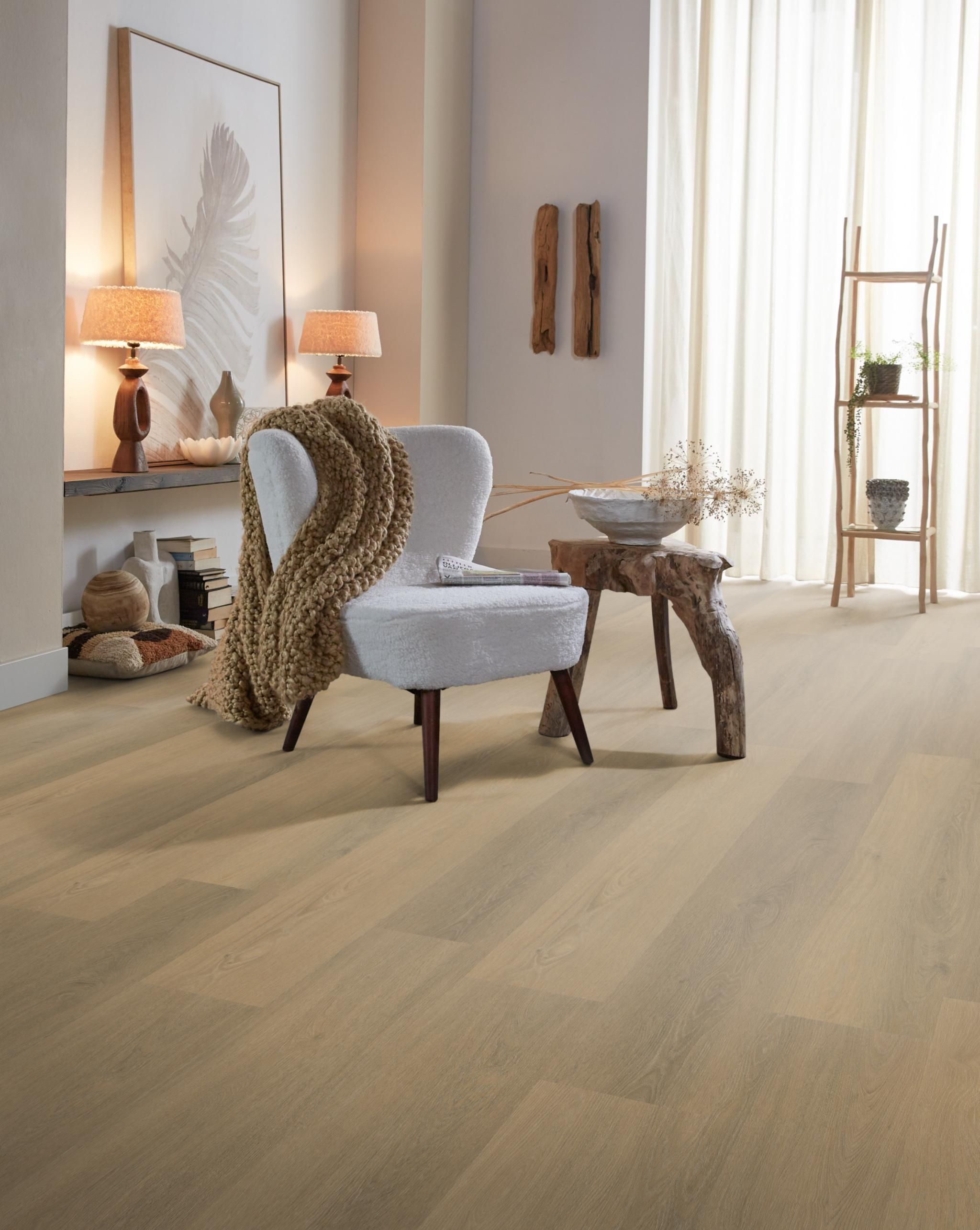 Sfeerbeeld in woonkamer met Ambiant Viranto Warm Natural 9040.6503.19 plak PVC vloer