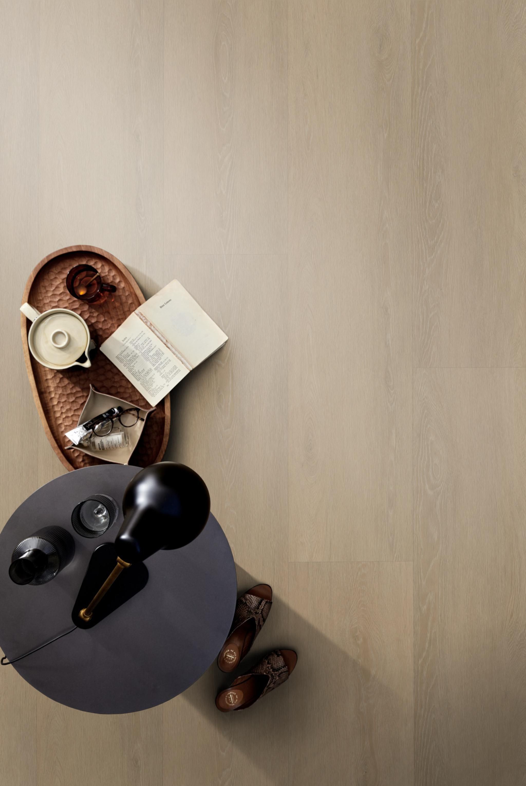 VTwonen Wide Board Click 6208.7006.19 Close-up van houtdessin Warm Natural PVC plank click pvc met natuurlijke tekening