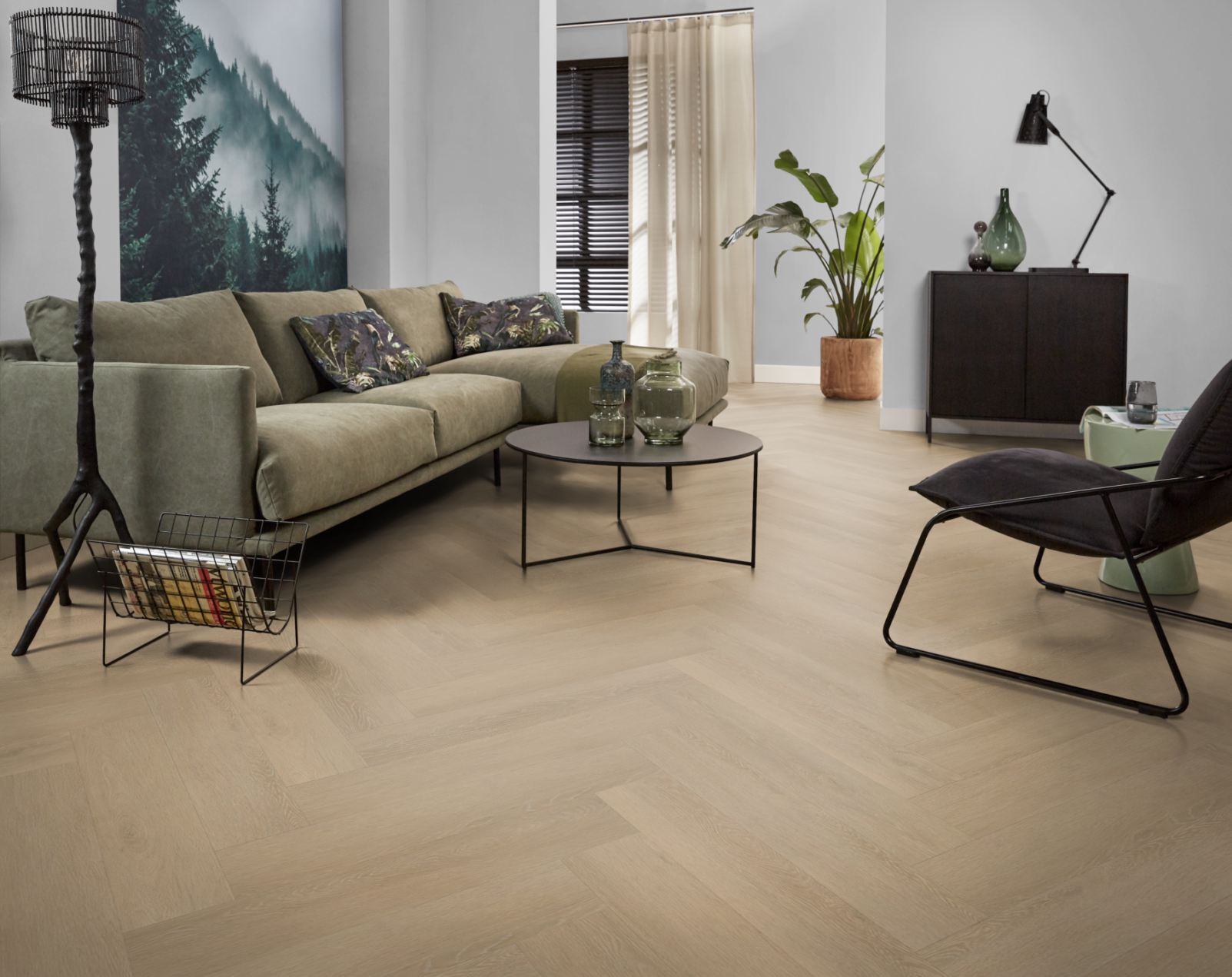 VTwonen Herringbone 6201.1015.19 Close-up van houtdessin Warm Natural visgraat plak pvc met natuurlijke tekening