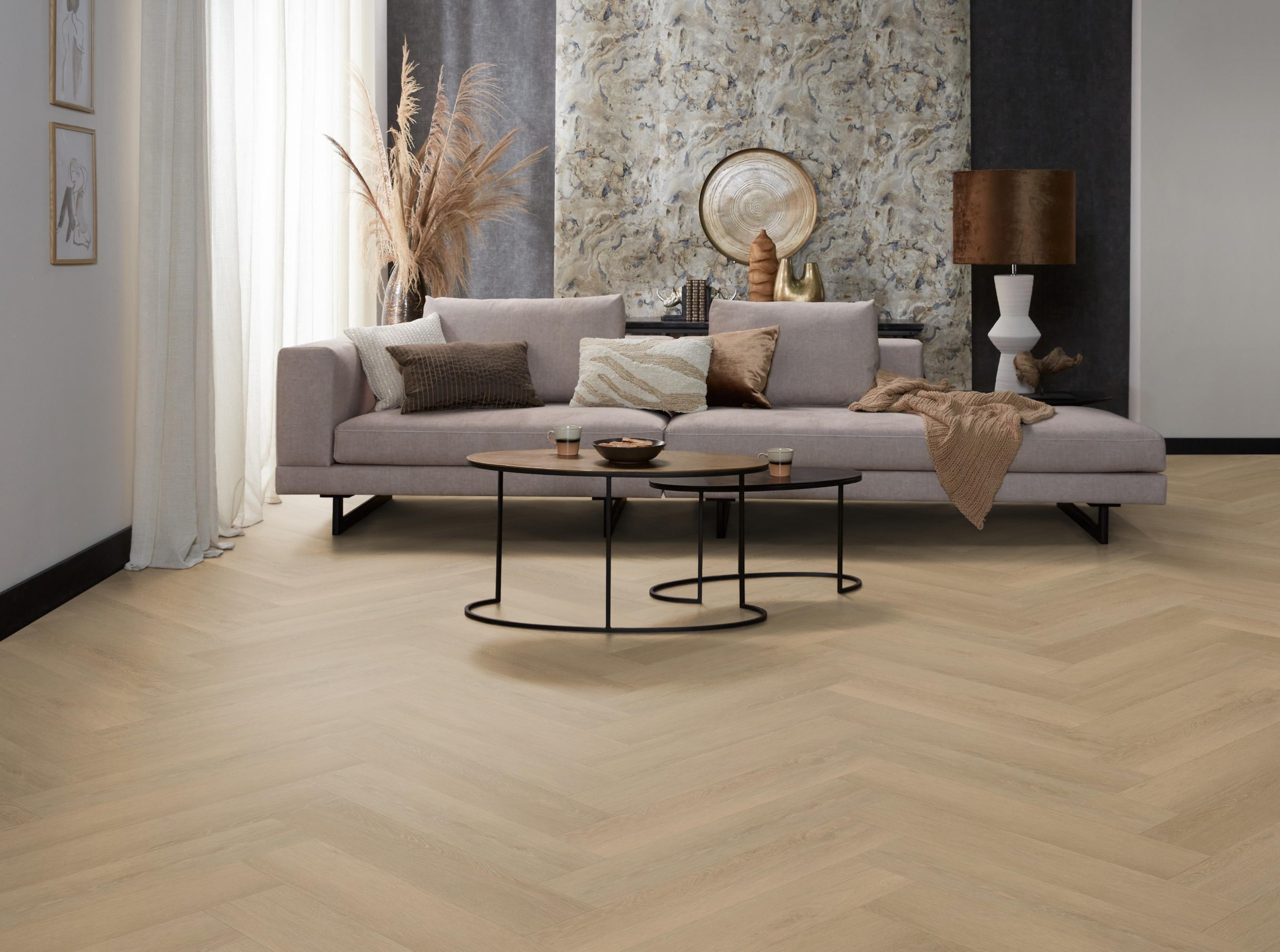 VTwonen Herringbone Click 6209701519 Warm Natural visgraat click pvc in woonkamer sfeerfoto