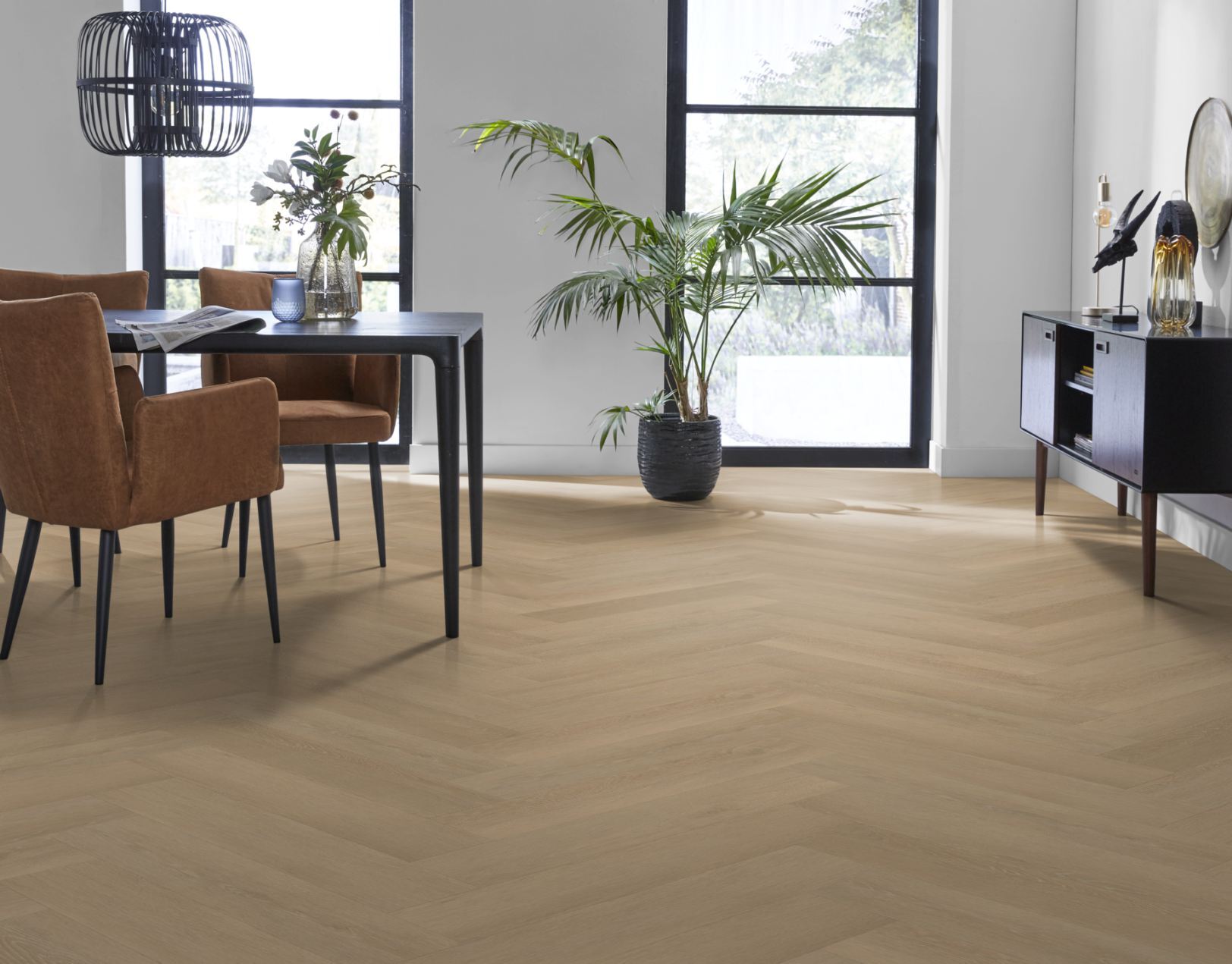 VTwonen Herringbone Click 6209.7015.19 Close-up van houtdessin Warm Natural visgraat click pvc met verfijnde afwerking