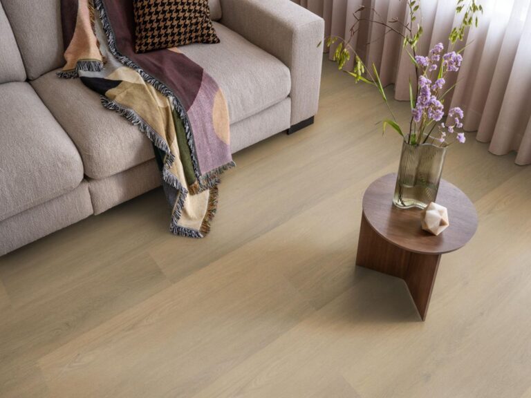 Ambiant Viranto 9040.6503.19 Close-up van houtdessin Warm Natural PVC plank plak pvc met natuurlijke tekening