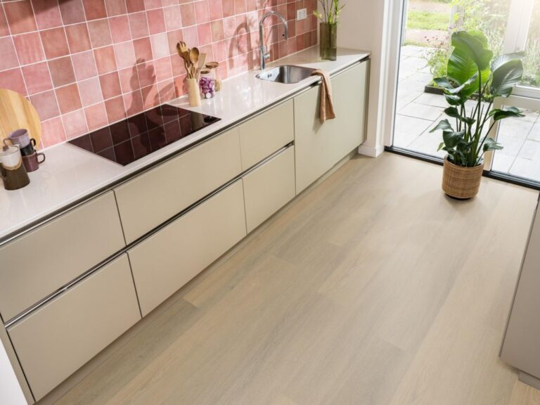 Ambiant Viranto Click 9042.7503.19 Close-up van houtdessin Warm Natural PVC plank click pvc met verfijnde afwerking