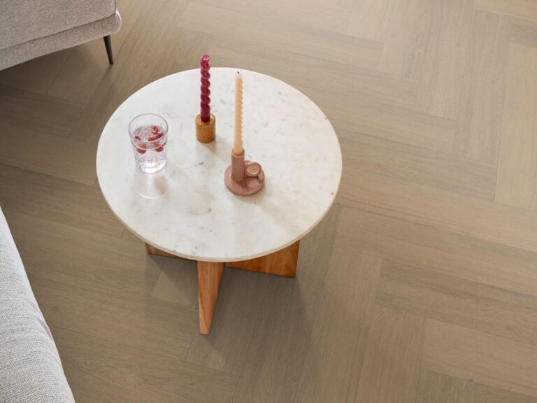 Ambiant Spigato Viranto Visgraat 9030.1503.19 Kleur en structuur Warm Natural visgraat plak pvc met rustige kleurtoon