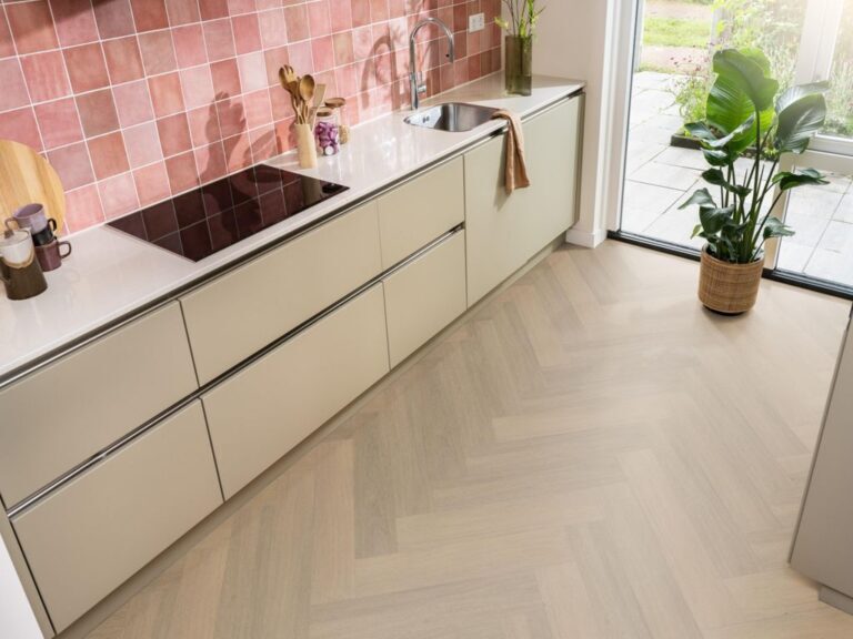 Ambiant Spigato Viranto Visgraat 9030.1503.19 Legpatroon en afwerking Warm Natural visgraat plak pvc met realistische