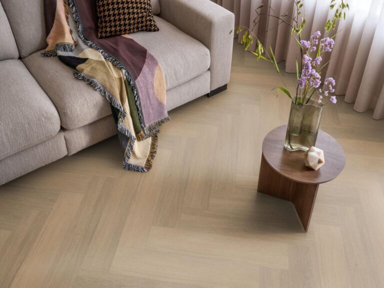 Ambiant Spigato Viranto Visgraat Click 9032.2503.19 Close-up van houtdessin Warm Natural visgraat click pvc met natuurlijke