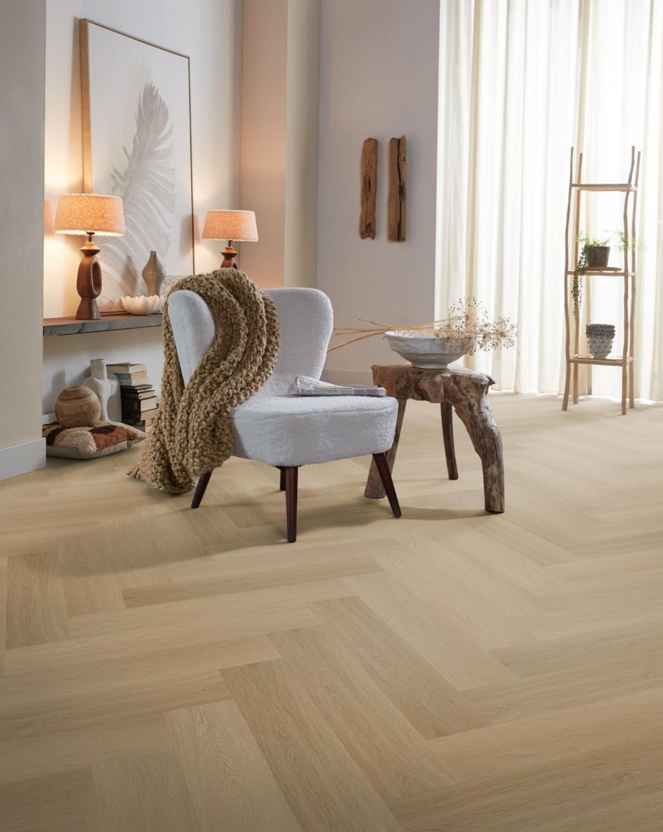 Ambiant Spigato Estino Visgraat Click 6612.2614.19 Warm Oak visgraat click pvc in woonkamer sfeerfoto