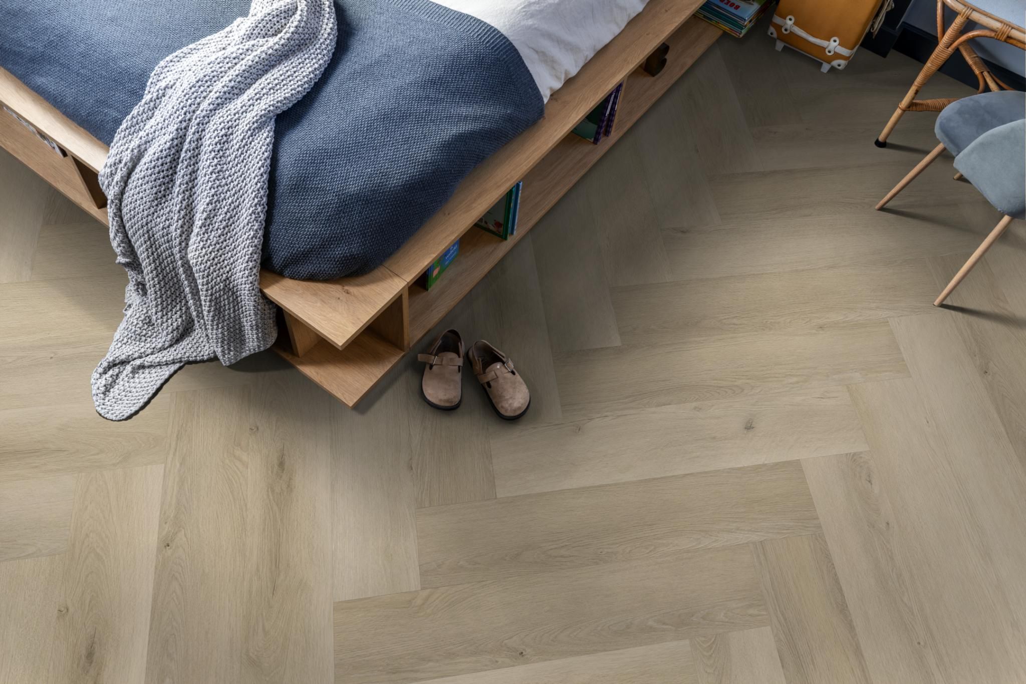 Ambiant Spigato Marento Walvisgraat Click 7921.4013.19 Warm Oak walvisgraat click pvc in woonkamer sfeerfoto