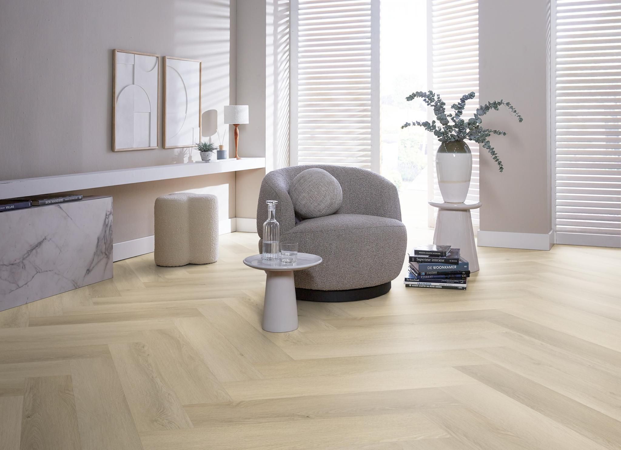 Ambiant Spigato Marento Walvisgraat Click 7921.4013.19 Close-up van houtdessin Warm Oak walvisgraat click pvc met natuurlijke