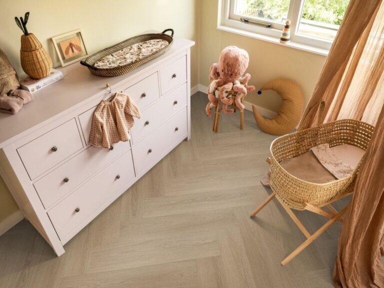 Ambiant Spigato XL Soleno Visgraat 7050.1003.19 Kleur en structuur Warm Oak visgraat plak pvc met rustige kleurtoon