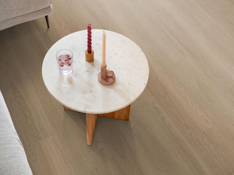 Ambiant Soleno Click 6051.2003.19 Close-up van houtdessin Warm Oak PVC plank click pvc met natuurlijke tekening