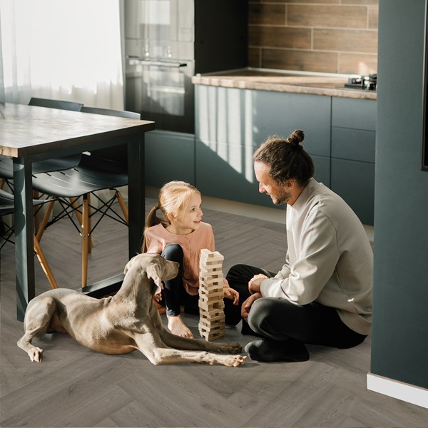 Bodiax Tuna BP320 visgraat 317-V Windsor Oak visgraat plak pvc in woonkamer sfeerfoto