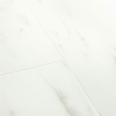 Close-up van het houtdessin van Wit Carrara Marmer, click pvc QuickStep