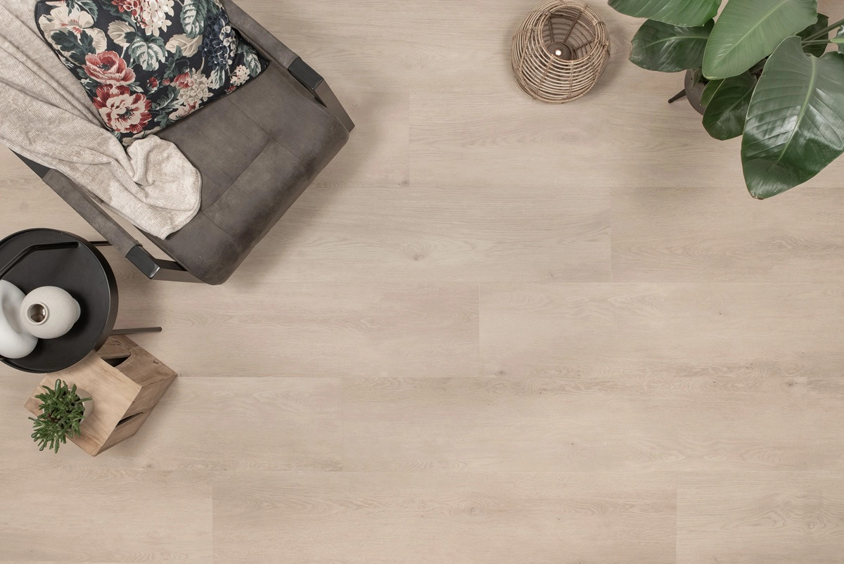 Floer Landhuis PVC Witte Eik FLR-3232 plak PVC plank sfeerfoto in een modern interieur
