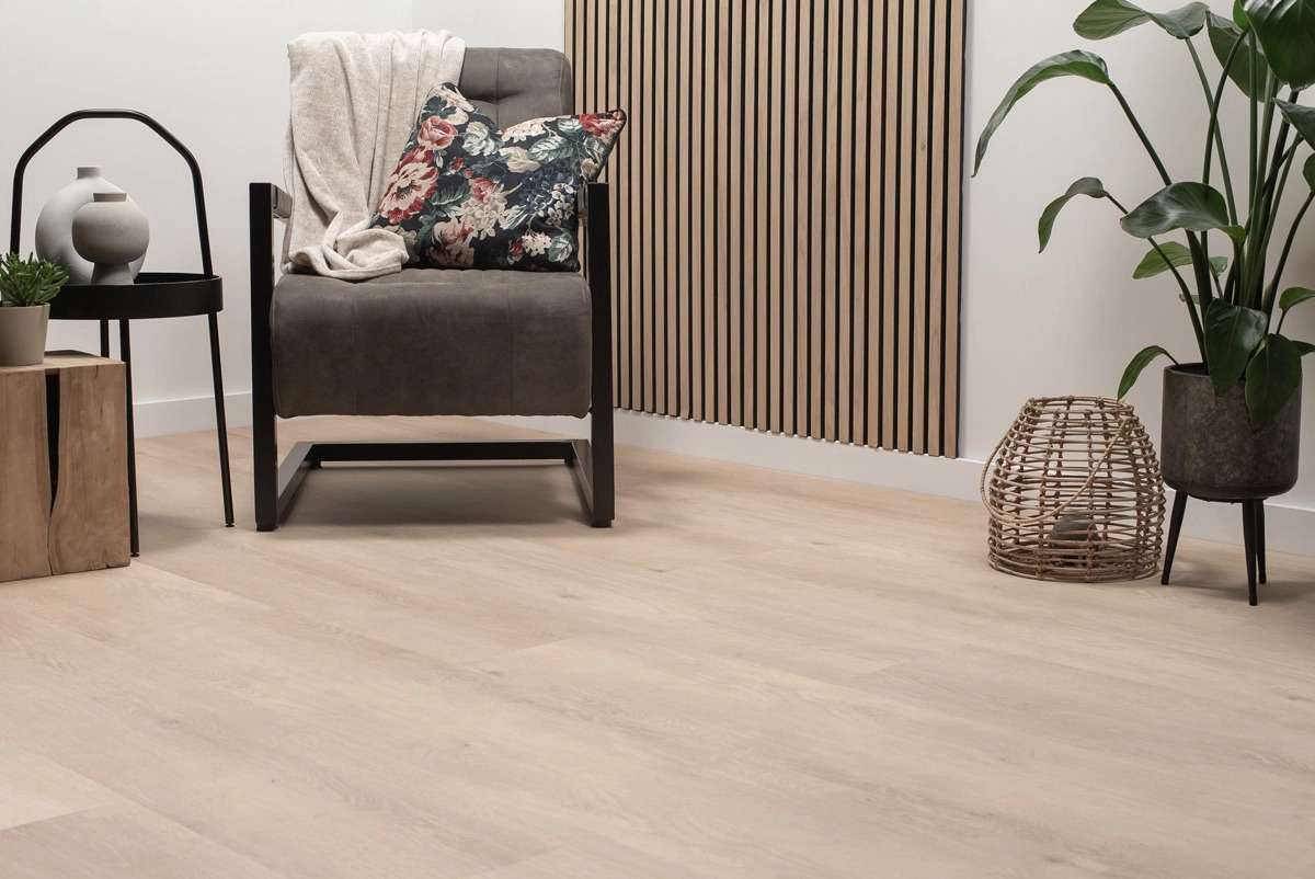 Floer Landhuis PVC FLR-3232 Close-up van houtdessin Witte Eik PVC plank plak pvc met verfijnde afwerking