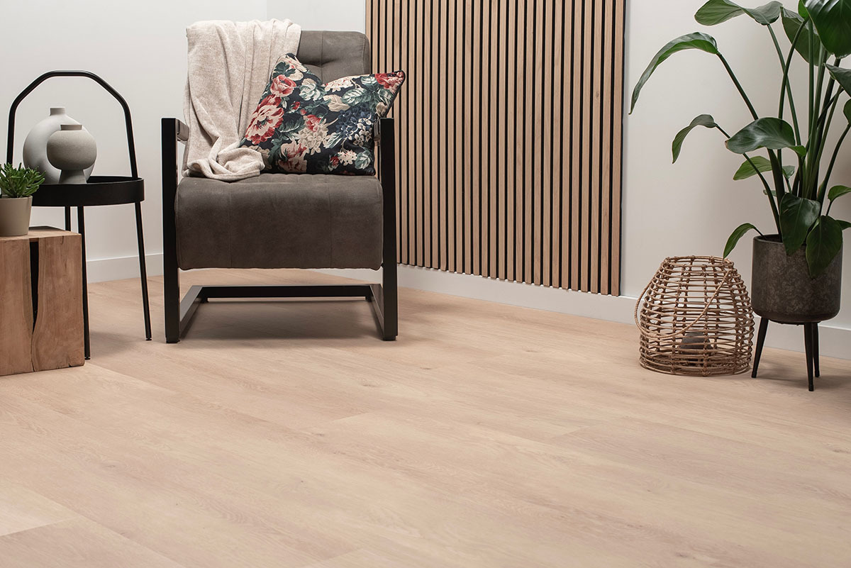 Floer Landhuis PVC Witte Eik FLR-3232 plak PVC plank sfeerbeeld in een eigentijds interieur