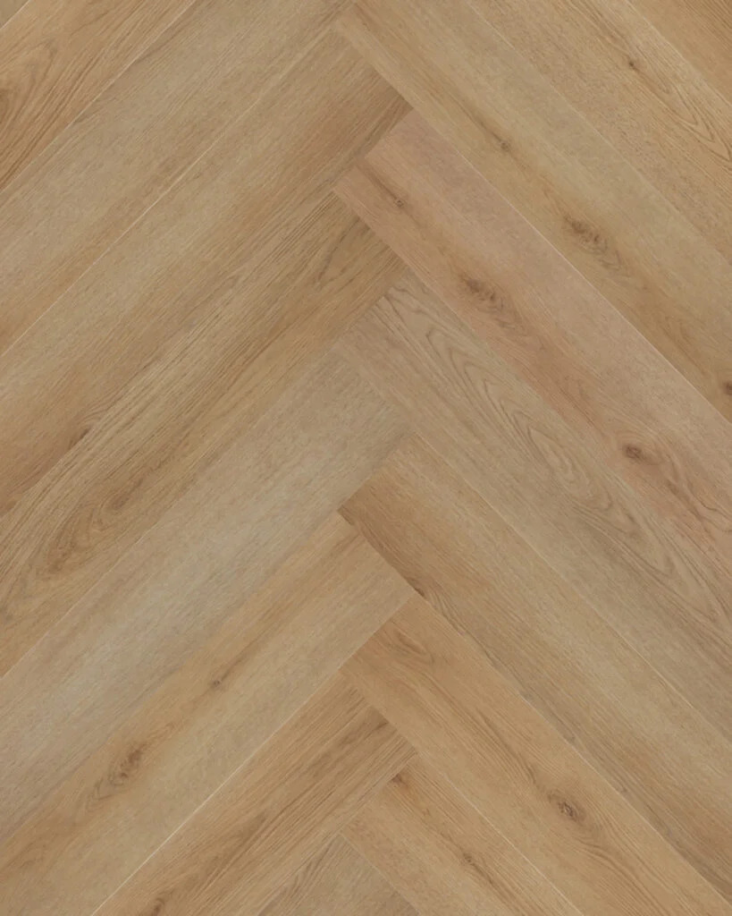 Hoomline City Visgraat Yerseke 8001 visgraat plak PVC in een ingerichte woonkamer