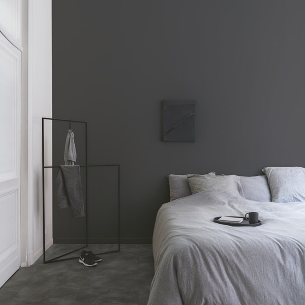 Close-up van het houtdessin van Zacht Grafiet, click pvc QuickStep