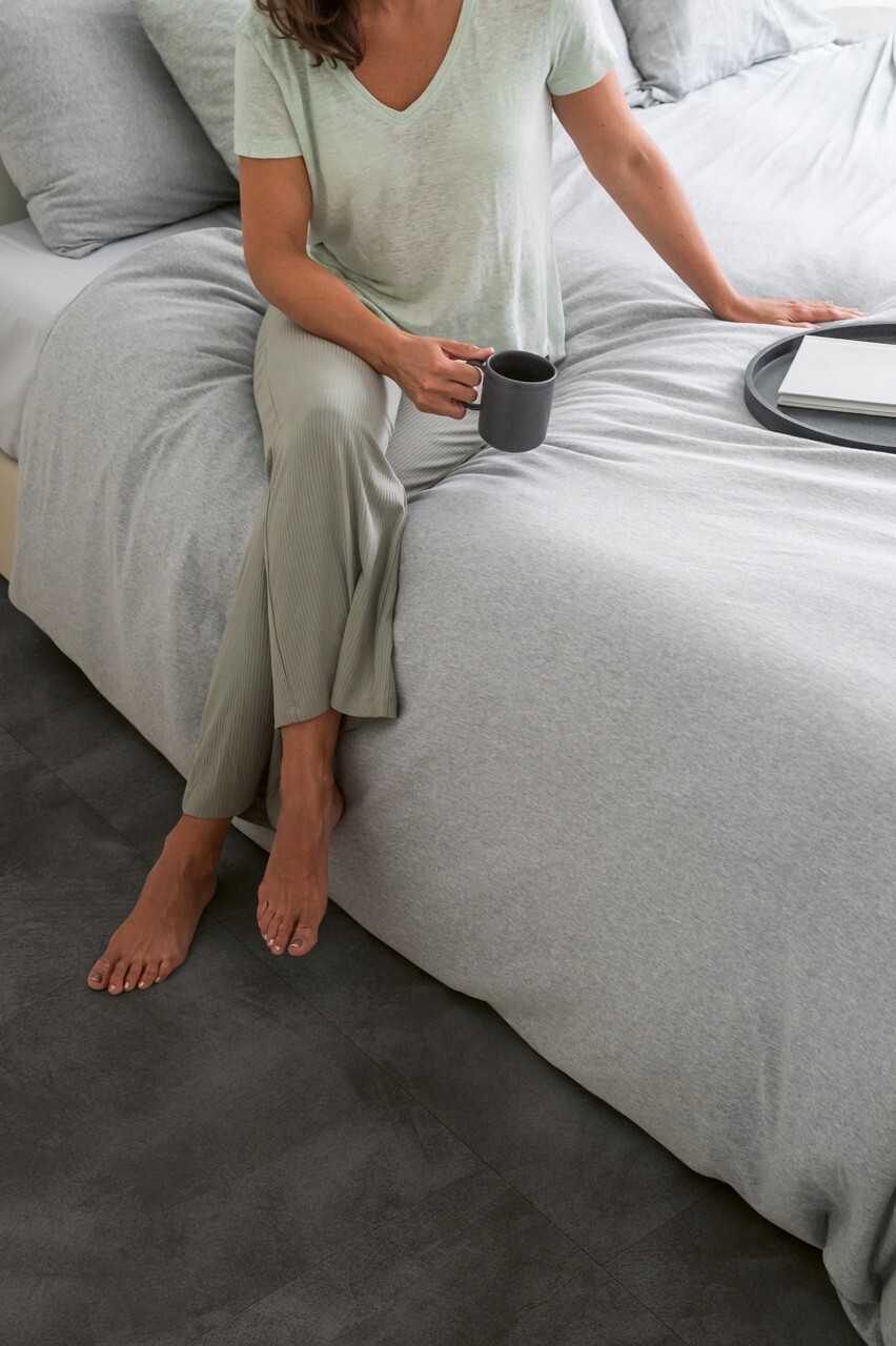 QuickStep Illume AVMTU40326 Close-up van steenlook Zacht Grafiet PVC tegel click pvc met natuurlijke tekening