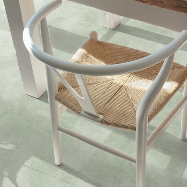 QuickStep Illume AVMTU40334 Zachte Salie PVC tegel click pvc in woonkamer sfeerfoto