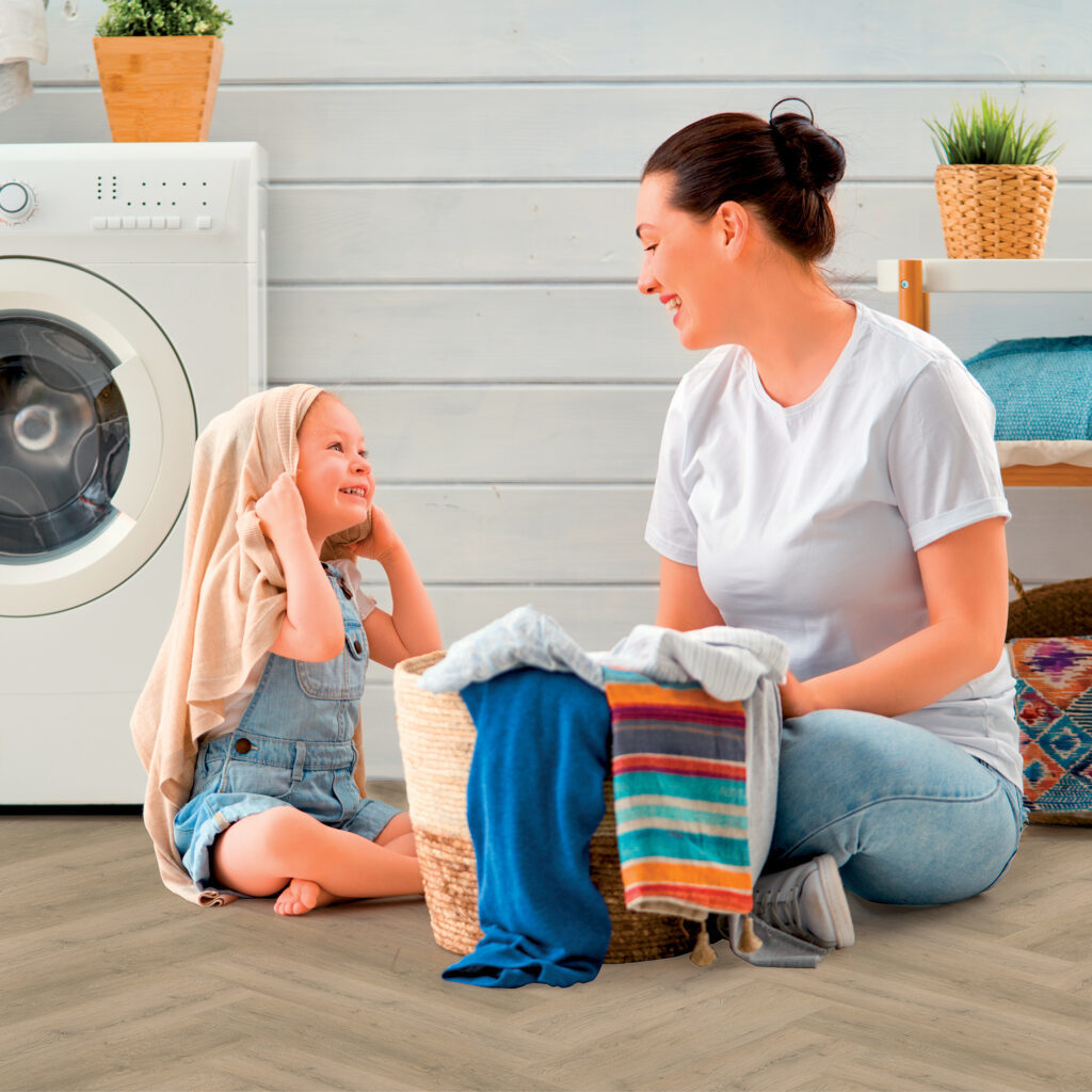 Bodiax Mare BP385 visgraat 382-V Zand visgraat plak pvc in woonkamer sfeerfoto