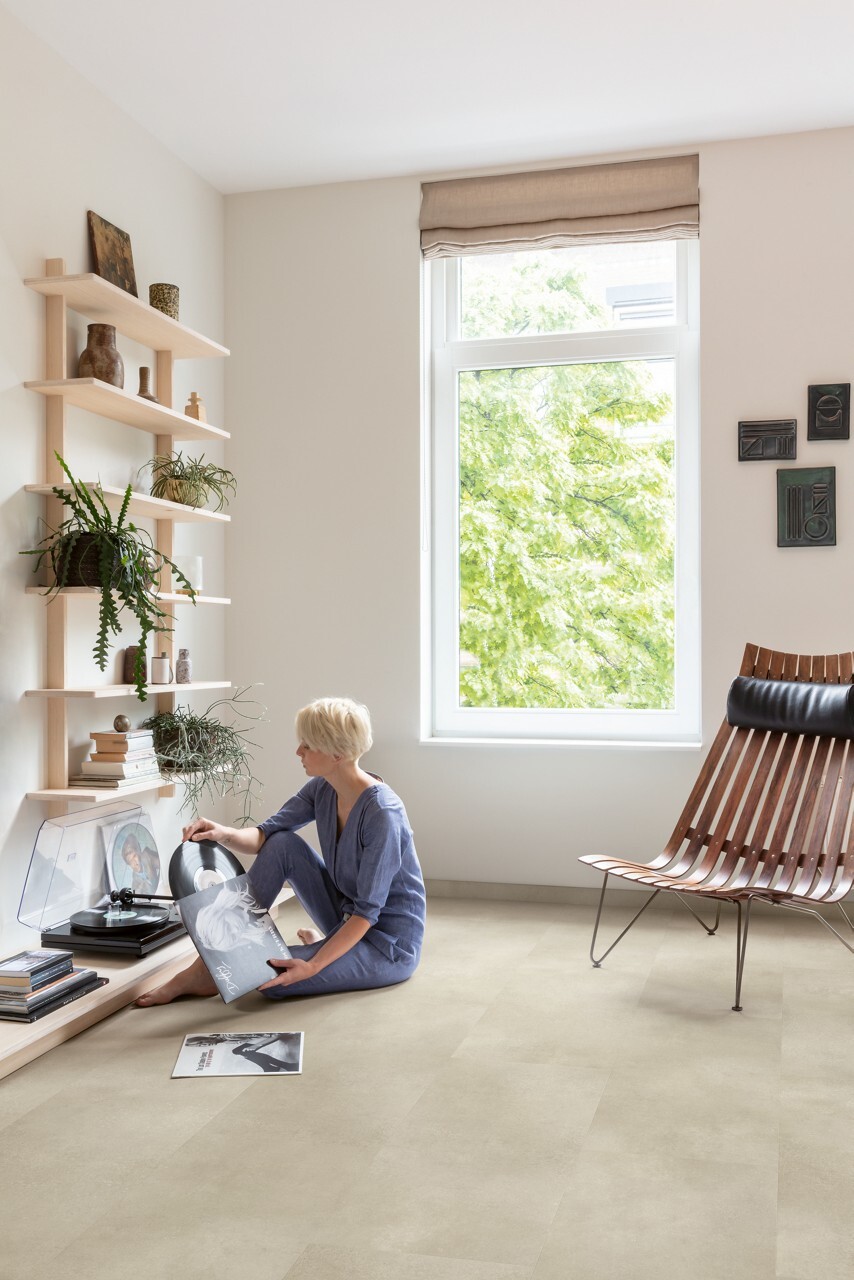 QuickStep Illume AVMTU40274 Close-up van steenlook Zandsteenbeton PVC tegel click pvc met verfijnde afwerking