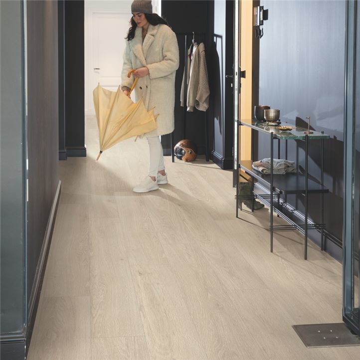 QuickStep Bloom AVMPU40080 Kleur en structuur Zeebries Eik Beige PVC plank click pvc met rustige kleurtoon