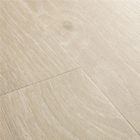 Close-up van het houtdessin van Zeebries Eik Beige, click pvc QuickStep