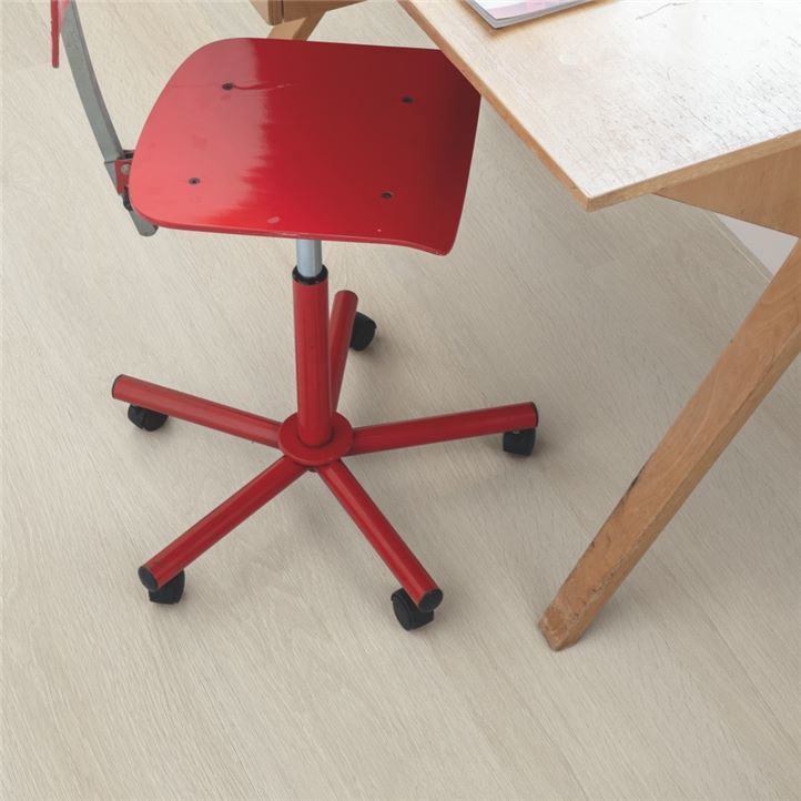 Close-up van het houtdessin van Zeebries Eik Licht, click pvc QuickStep