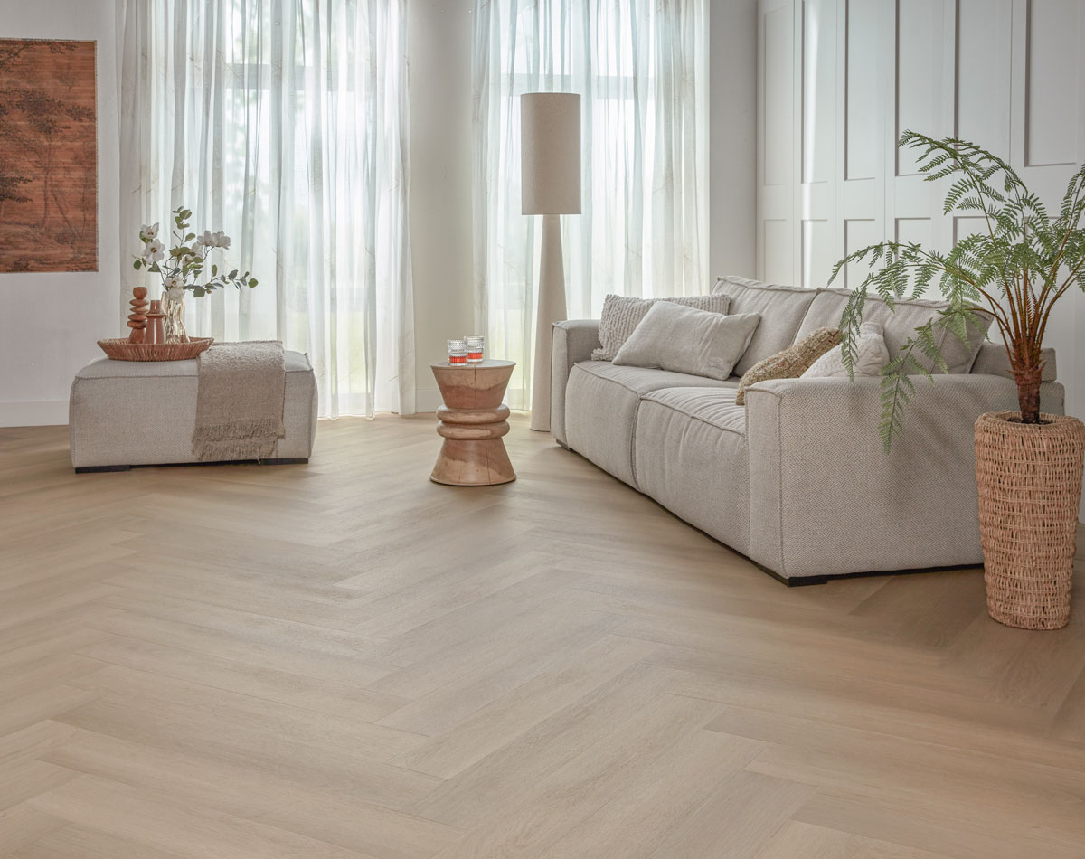 Floer Walvisgraat PVC FLR-3529 Zwaardvis Zand visgraat plak pvc in woonkamer sfeerfoto