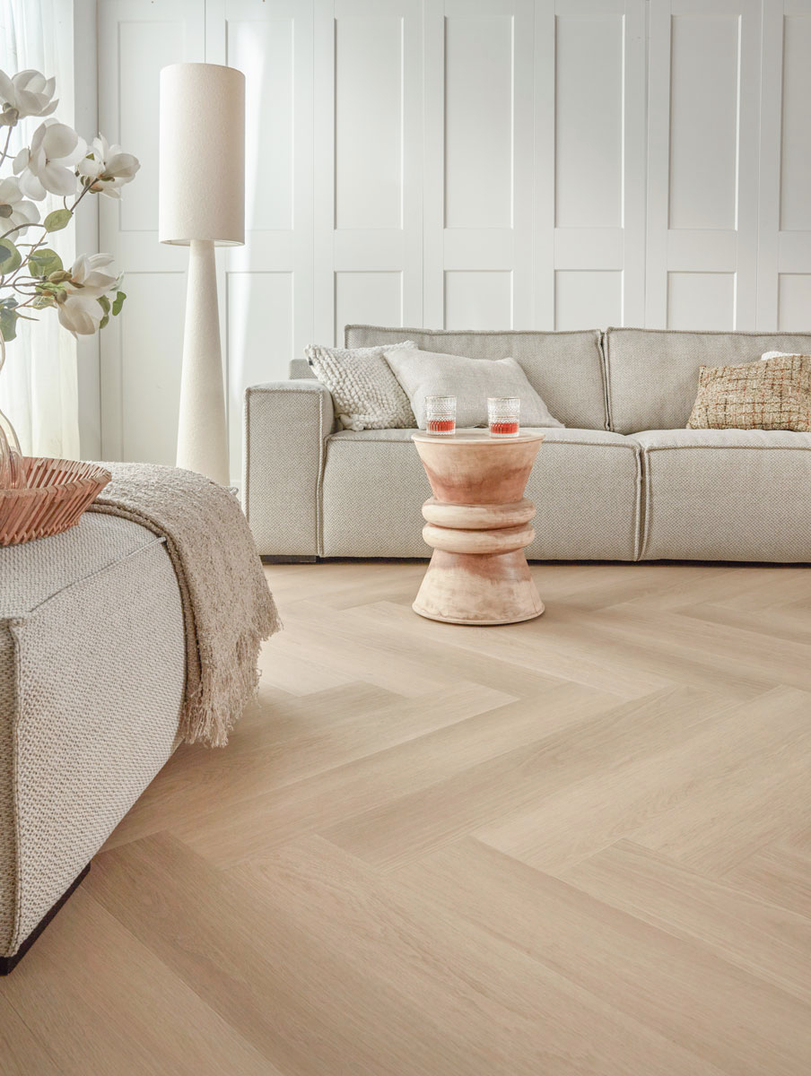 Floer Walvisgraat PVC FLR-3529 Close-up van houtdessin Zwaardvis Zand visgraat plak pvc met natuurlijke tekening