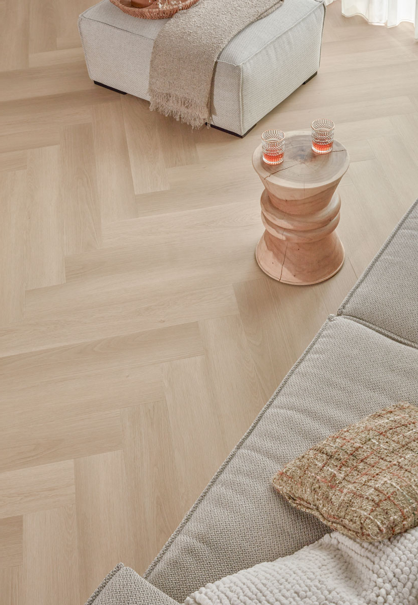 Floer Walvisgraat click PVC FLR-3918 Zwaardvis Zand visgraat click pvc in woonkamer sfeerfoto