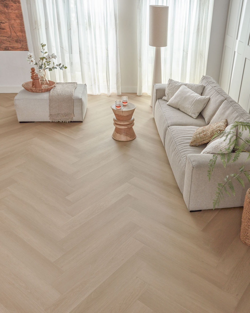 Floer Walvisgraat click PVC FLR-3918 Close-up van houtdessin Zwaardvis Zand visgraat click pvc met natuurlijke tekening