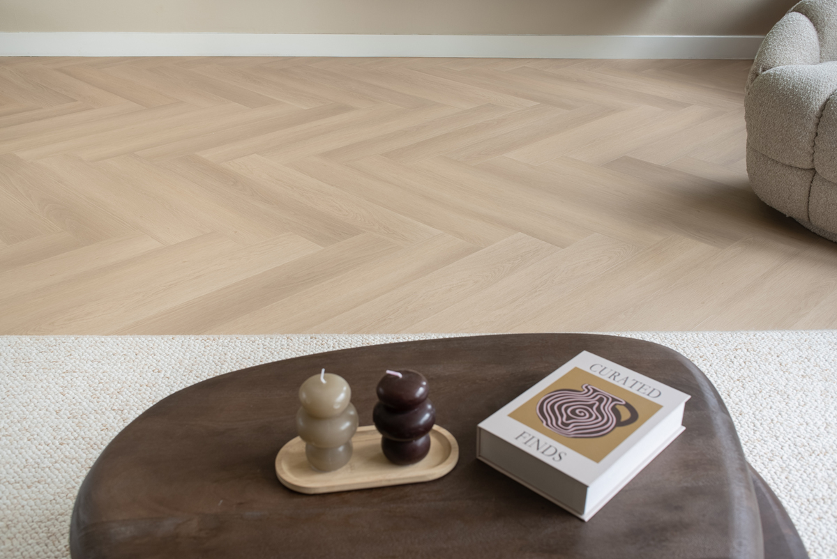 Floer Walvisgraat click PVC FLR-3918 Kleur en structuur Zwaardvis Zand walvisgraat click pvc met subtiele v-groef