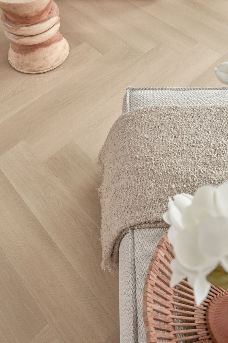 Floer Walvisgraat click PVC FLR-3918 Afwerking en randdetail Zwaardvis Zand walvisgraat click pvc met levendige structuur