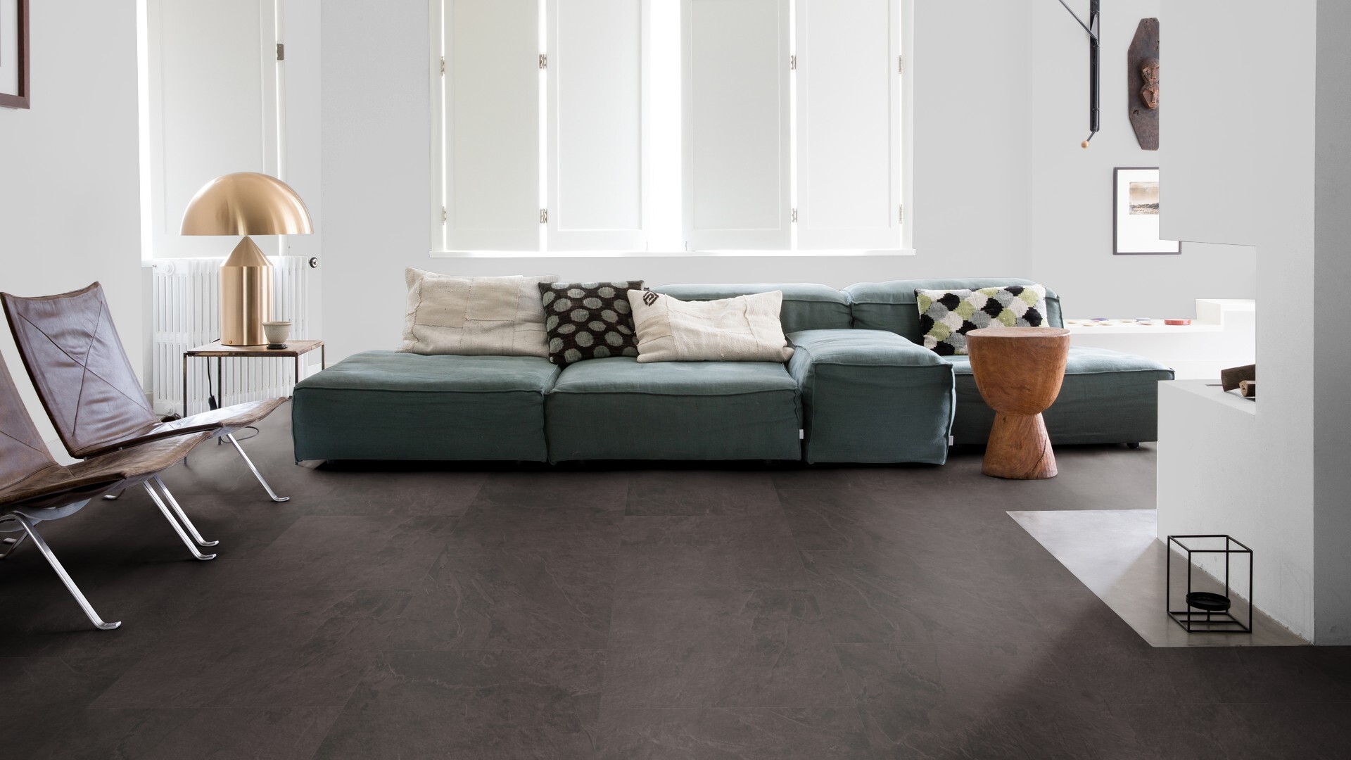 QuickStep Blush SGTC20304 Zwarte Leisteen PVC tegel plak pvc in woonkamer sfeerfoto