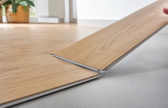 Click PVC plank met zichtbaar kliksysteem tijdens het leggen