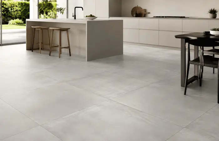 Lichte betonlook PVC tegels in een moderne keuken